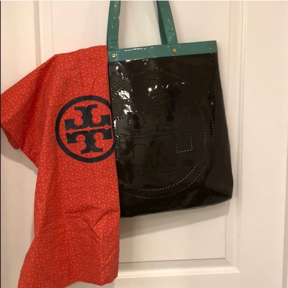 Tory Burch Handbags - Auth Tory Burch Large Patent Leather Tote Handbag